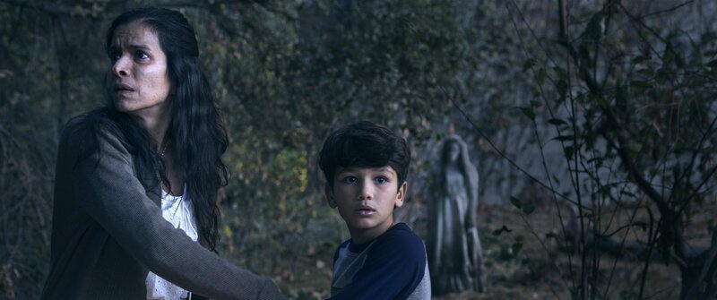 (v.l.n.r.) Patricia Alvarez (Patricia Velasquez); Chris (Roman Christou); La Llorona (Marisol Ramirez) – Bild: PLURIMEDIA (Warner Bros. France /​ New Line Cinema /​ Atomic Monster)