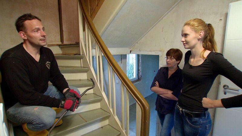 Sandra (re.) und ihr Freund Mark (li.) bauen sich ihr Traumhaus. Sie träumt von einer perfekten Küche. Doch Mark scheint noch andere Pläne zu haben. – Bild: RTL II