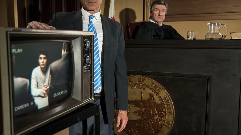 Laweyer and judge in courtroom, showing footage of Vireak Sarik’s police interview on a TV screen. – Bild: Discovery Communications, LLC