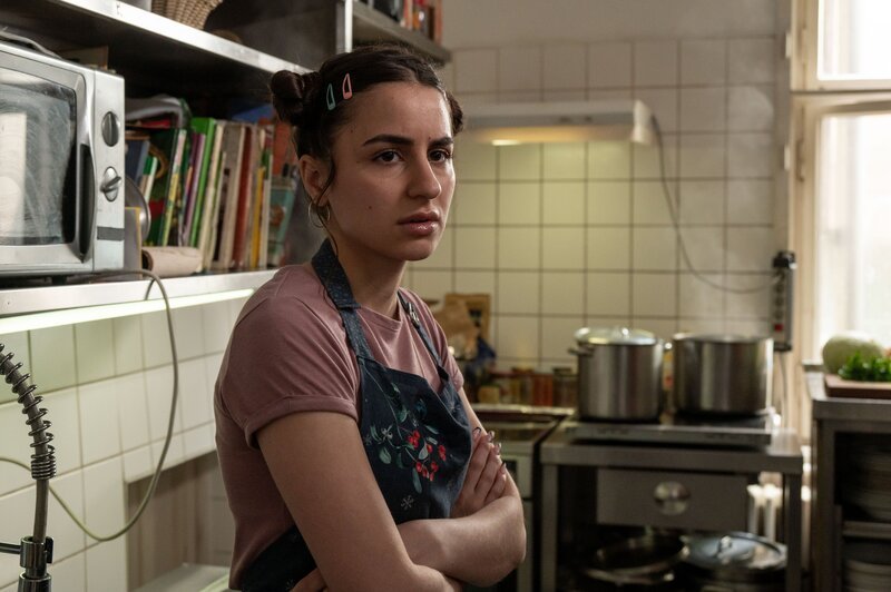 Zara Hasani (Bahar Balci) arbeitet in der Suppenküche, in der das Opfer Hugo Wilke an einer Vergiftung starb. Er war Stammgast, doch bei ihrer Vernehmung ist sie nicht gut auf ihn zu sprechen. Was hat sie zu verbergen? – Bild: ZDF und BRITTA KREHL