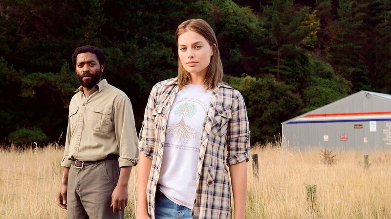 Auf ihren Streifzügen durch die Umgebung ihrer Farm begegnet Ann (Margot Robbie) dem Ingenieur John Loomis (Chiwetel Ejiofor). – Bild: MDR/​Tiberius Film GmbH
