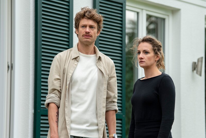 Niko (Jonas Anders, l.) und Rike Tuchmann (Karoline Teska, r.) sind schockiert, als sie von Alexanders Kaysers Tod erfahren – auch wenn sie zu ihm und seiner Frau nicht das beste Verhältnis hatten … – Bild: ARD/​Thorsten Jander