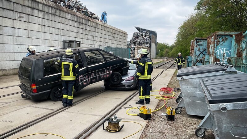 Auf einem Schrottplatz simuliert das Team während einer Übung einen Autounfall. – Bild: Warner Bros. Discovery
