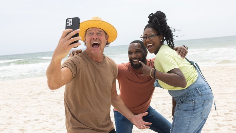 Mentor Ty Pennington (l.) celebrates winning the main suite challenge by taking a selfie with his team of Ashley (r.) and Steven (m.). – Bild: Jessica McGowan/​Getty Images /​ HGTV US /​ Discovery
