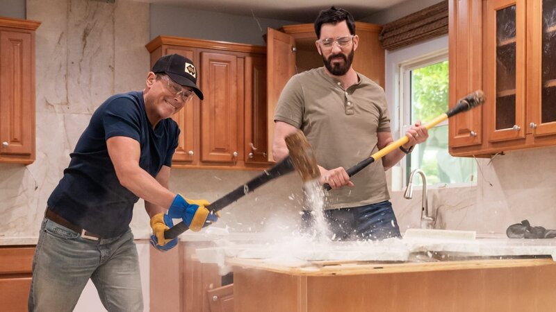 Rob Lowe, alongside Drew and Jonathan Scott, as they demo the kitchen and living room for Rob’s former assistant turned property manager, as seen on Celebrity IOU. – Bild: Warner Bros. Discovery, Inc. /​ DENNYS ILIC