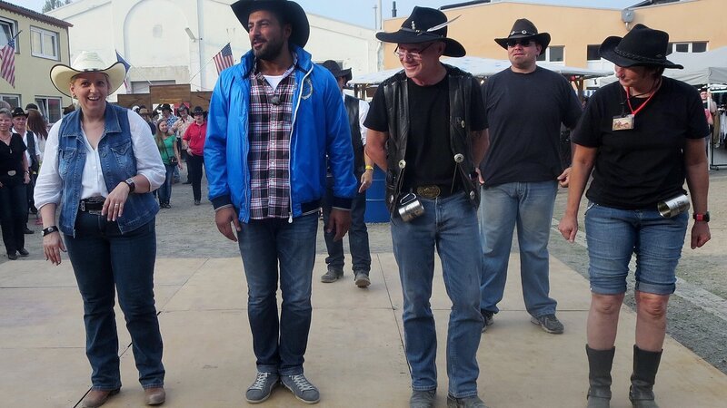 Trödelexperte Sükrü Pehlivan (2.v.li.) beim Line Dance. – Bild: RTL II