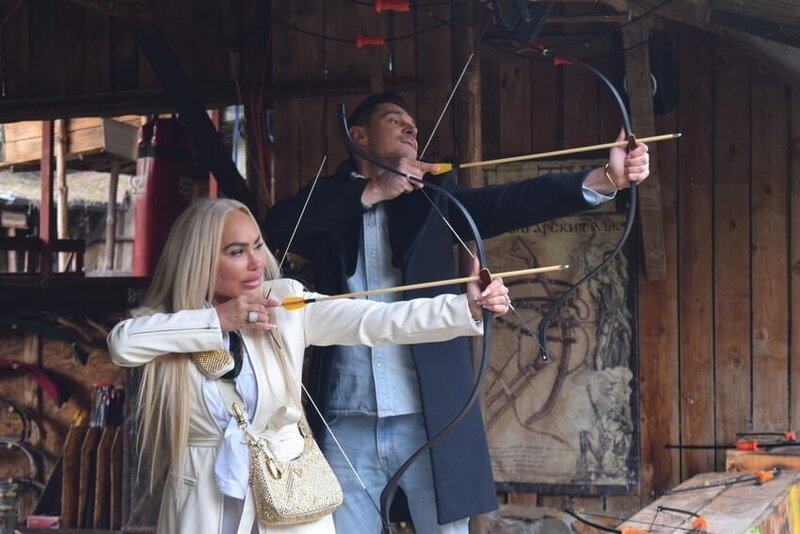 Georgi Rusev and Darcey Silva are throwing arrows in Bulgaria – Bild: Warner Bros. Discovery