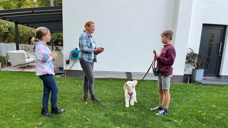 Lorelei und Valentin bekommen von Sabine (2.v.l.) einen Tipp . – Bild: MDR/​STARSHIP FILM GmbH