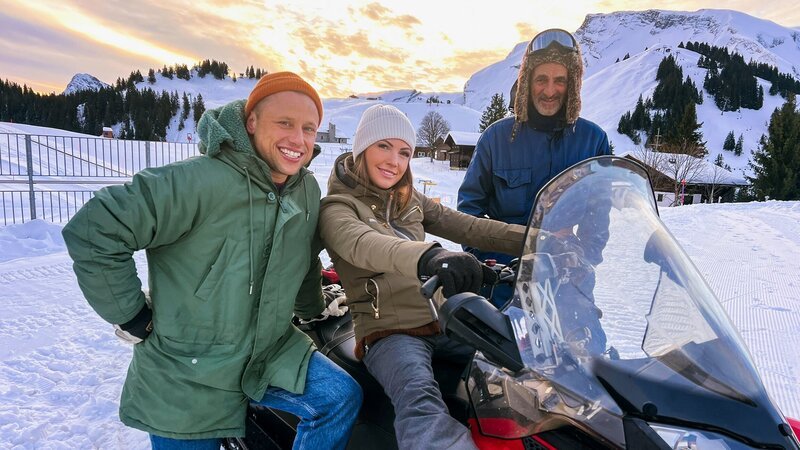 Ding Dong – Zeig mir dein Zuhause Winterstaffel Folge 1 Viola Tami (M.) und Jan Fitze (l.) zu Besuch bei Elsa Gamba in Oberegg AI 2026 – Bild: SRF