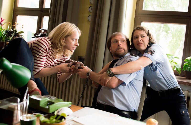 Dietmar Schäffer ist außer sich: er will Verstärkung anfordern, um seine Heike aus den Händen des Geiselnehmers zu befreien. Sophie Haas und Bärbel Schmied entreißen ihm das Telefon – sie wollen den Fall selbst lösen. – Bild: ARD/​Fabien J.R. Raclet