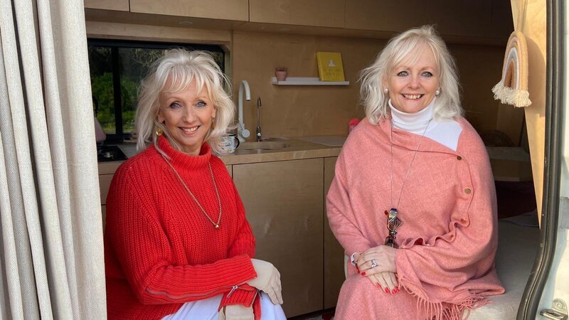 Jenny Powell (2.v.l.) and her fiancé Martin (l.) – Bild: Banijay Rights Limited