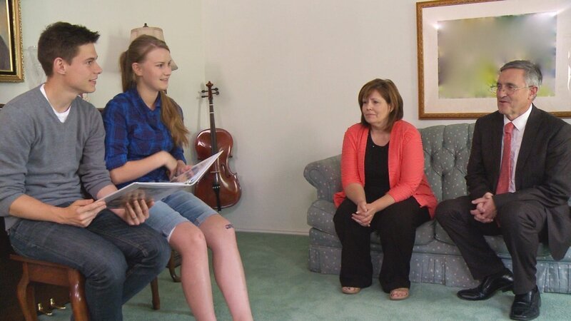 Josh’s parents sitting down with Aleksandra to talk about her life as a Mormon. – Bild: TLC /​ Discovery Communications