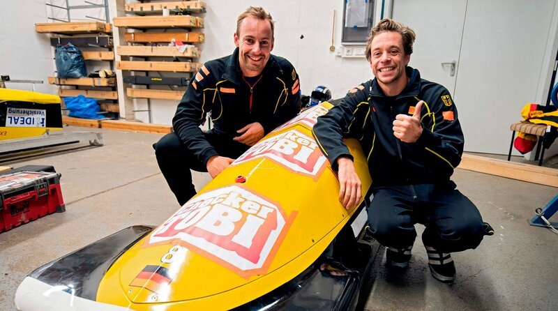 Der Profi-Bobfahrer Maximilian Illmann (links) fährt mit Checker Tobi im Eiskanal Bob. Dabei fahren sie so schnell wie Autos auf der Autobahn. – Bild: BR/​megaherz gmbh/​Hans-Florian Hopfner