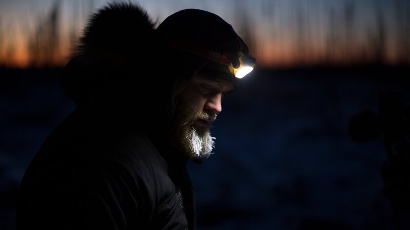 Tyler looks down. – Bild: Discovery Channel /​ Discovery Communications