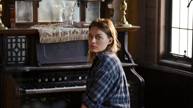 Ann Burden (Margot Robbie) lebt und arbeitet allein auf einer Farm in den Bergen. – Bild: MDR/​Tiberius Film GmbH