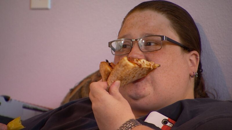 Kandi eats a slice of pizza. – Bild: TLC
