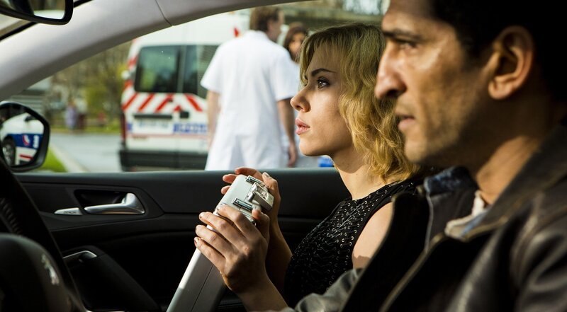 Scarlett Johansson als Lucy und Amr Waked als Pierre Del Rio – Bild: PLURIMEDIA (Jessica Forde /​ EuropaCorp /​ TF1 Films Production /​ Grive Productions)