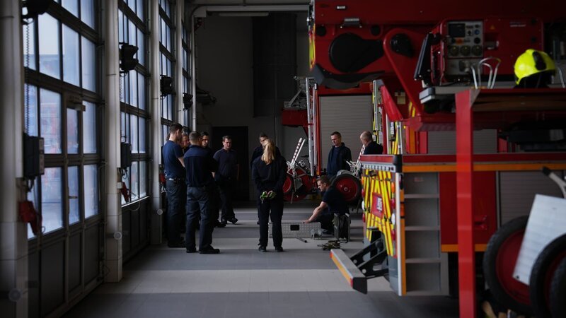 Feuerwehrleute in der Situation. – Bild: Warner Bros. Discovery