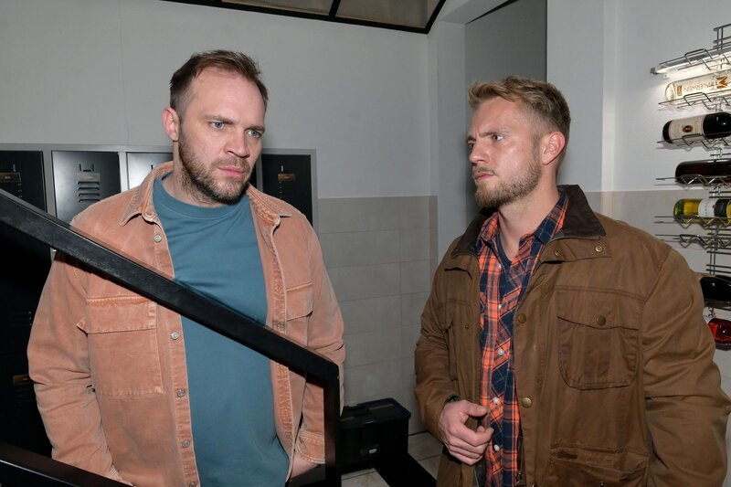 Paul (Niklas Osterloh, r.) merkt, dass sich Erik (Patrick Heinrich) weder für Toni noch für Matilda entscheiden kann. – Bild: RTL /​ Rolf Baumgartner /​ Stille Gefahr