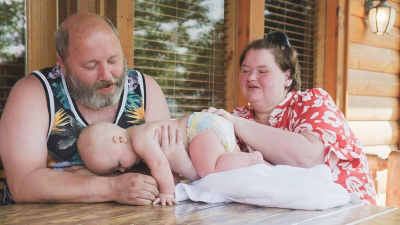 Parents Amy & Michael play with baby Gage at the family’s vacation cabin. – Bild: Discovery Communications, LLC
