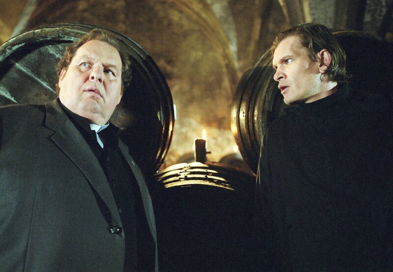 04.05) um 10:30 Uhr im Ersten. Pfarrer Braun (Ottfried Fischer, li.) und Pater Andreas (Götz Otto) sind den Verschwörern auf die Schliche gekommen. – Bild: „ARD Degeto/​Andrea Enderlein“