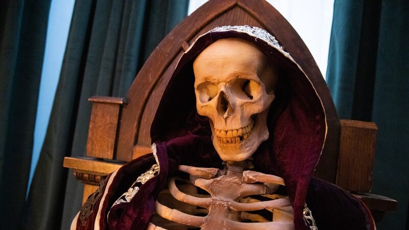 A close up of the skeleton earing a purple cloak – Bild: TLC