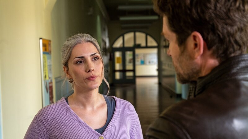 Nachdem der Rektor des Stuttgarter Luisengymnasium im Schulgebäude Opfer einer Gewalttat wurde, gerät die engagierte Lehrerin Meinecke (Hayal Kaya, l.) in den Fokus der Ermittlungen. Kriminalhauptkommissar Jo Stoll (Peter Ketnath, r.) konfrontiert sie direkt mit dem Verdacht, dass es Unstimmigkeiten zwischen ihr und dem konservativen Pädagogen gegeben hatte. – Bild: ZDF und MARKUS_FENCHEL
