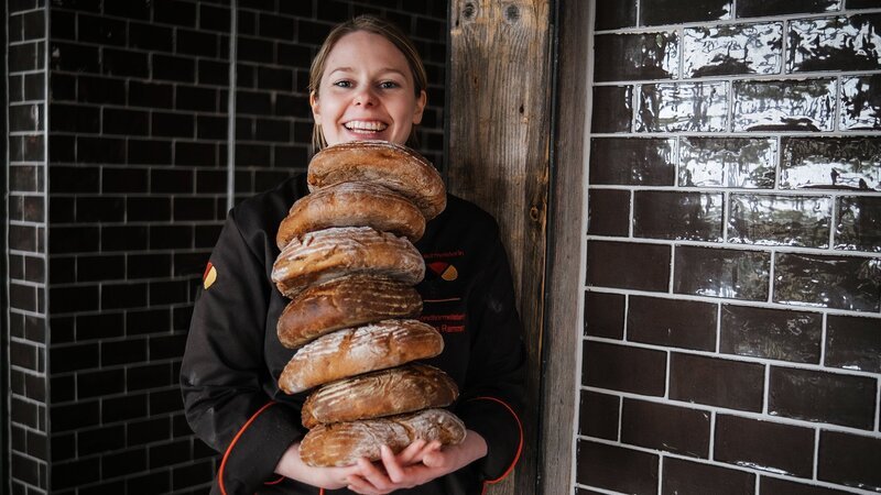 Brot & Stulle Queller-Brot von der Juister Inselbäckerin Jessika Remmers übernimmt derzeit den Betrieb ihrer Eltern. – Bild: SRF/​NDR