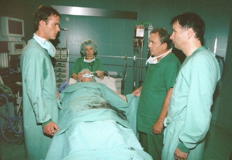 Prof. Simoni (Dieter Bellmann, 2.v.r.), Roland Heilmann (Thomas Rühmann, r.) und Achim Kreutzer (Holger Daemgen) sind betroffen. – Bild: MDR