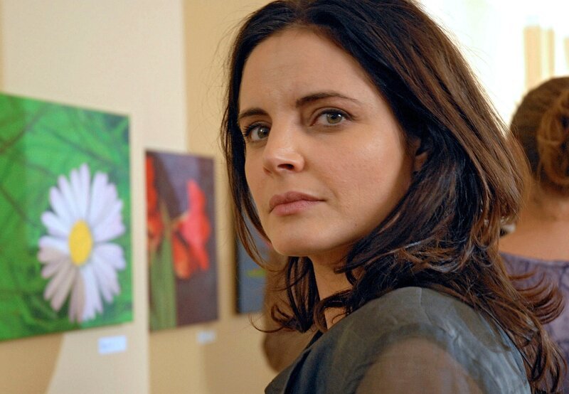 Susanne (Elisabeth Lanz) beobachtet ihre Mutter, als diese mit Christoph redet. – Bild: ARD/​Christa Köfer