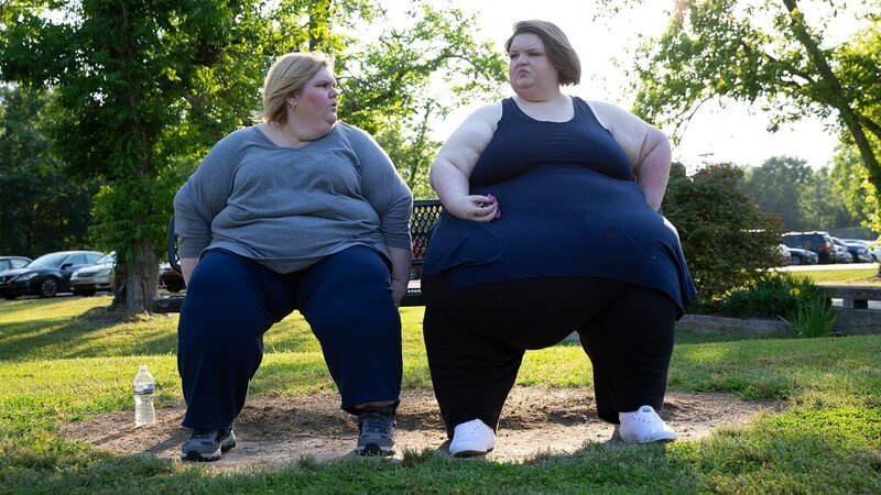 Michelle and Amanda sitting on a park bench. – Bild: Discovery Communications, LLC /​ Scott Ippolito