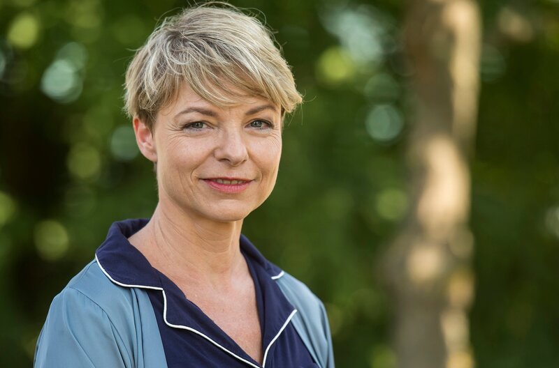 Die Sommelière Denise Bloss (Julia Grimpe) benötigt die Hilfe der Jungen Ärzte, um ihren Geschmackssinn wieder zu erlagen. – Bild: ARD/​Jens Ulrich Koch