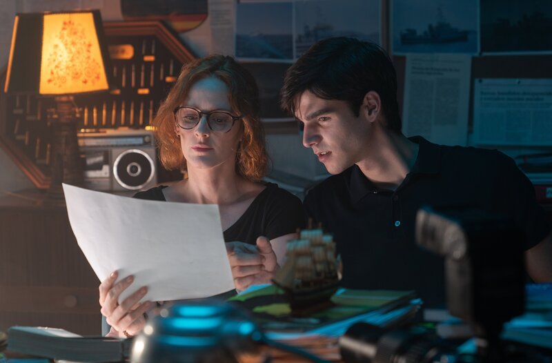 Lucía Vallarta (l., Ana Polvorosa) und Álex Ventura (r., Álvaro Mel). – Bild: WDR/​Telefónica Audiovisual Digital, S.L.U.