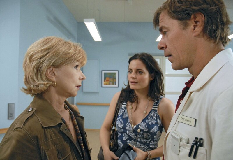 Auch Dr. Reinhard Fährmann (Michael Lesch) macht sich auf die Jagd nach der Löwin. Dr. Lena Weingarten (Alexandra Kamp) bleibt sicherheitshalber beim Auto.; Susanne (Elisabeth Lanz, Mitte) trifft nach einer Untersuchung bei ihrer Gynäkologin in der Klinik auf ihre Mutter Charlotte (Ursela Monn) und Christoph (Sven Martinek). Susanne erfährt, dass ihre Mutter Krebs hat. – Bild: PLURIMEDIA (ARD)