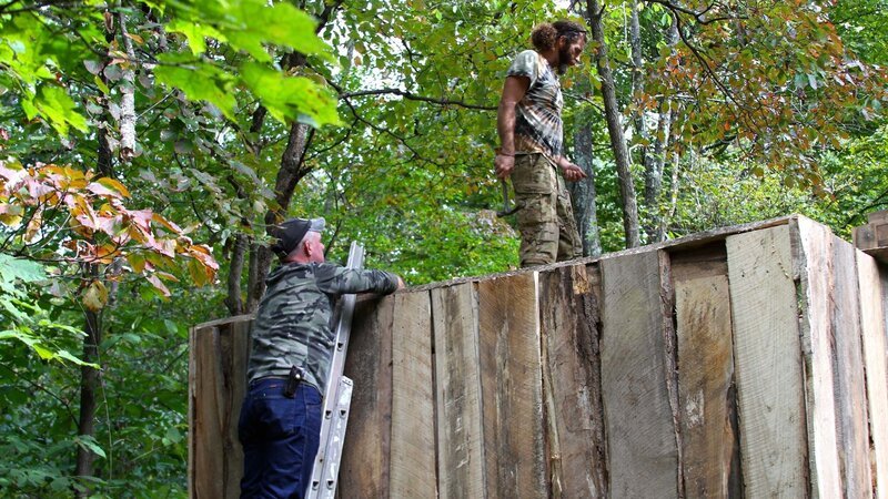 L-R: Wild Bill and Willy are building the trap. – Bild: KurtZell /​ Destination America /​ Animal Planet