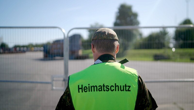 Heimatschützer sichern bei einer Übung in Rostock einen Flugplatz. Als Teil der Übungsserie Quadriga üben Soldaten von Heer und Marine in Rostock die Beladung von Fährschiffen mit Militärgerät, die dann an die NATO-Ostflanke nach Litauen fahren sollen. – Bild: NDR/​Sven Wettengel