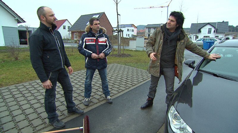 (v.l.) Stuntman Wolfram Huber, KFZ-Sachverständiger Heinz Dederichs und Versicherungsdetektiv Patrick Hufen rekonstruieren den Unfallhergang, der angeblich zu einer zerbrochenen Autoscheibe führte. – Bild: RTL