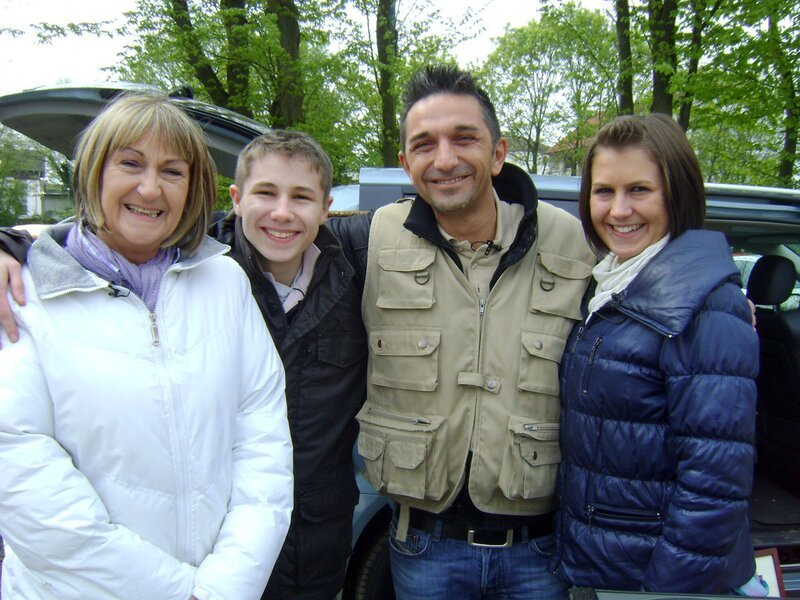 Trödelexperte Mauro unterstützt heute Conny und ihre beiden Kinder Giuliana und Dominic. – Bild: RTL Zwei