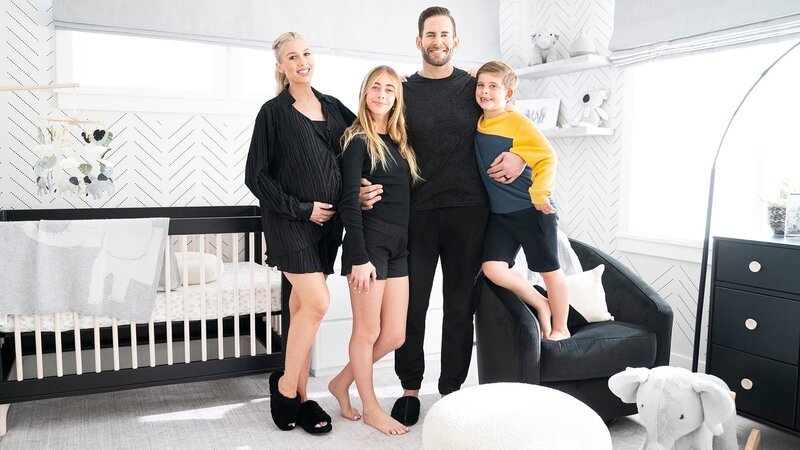 Tarek El Moussa (2.v.r.), Heather Rae Young (l.) – Bild: Discovery, Inc.