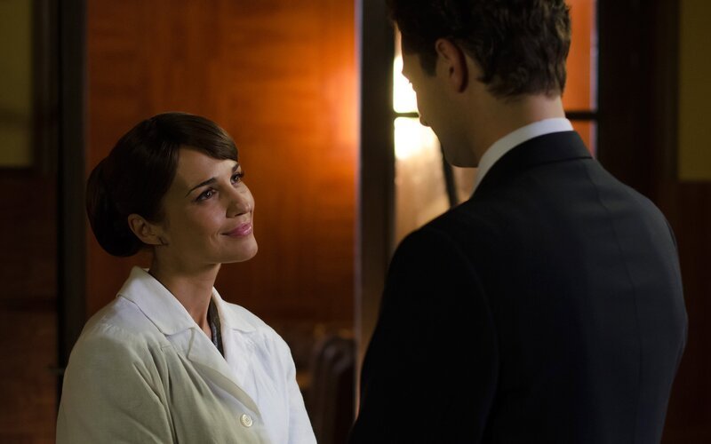 Ana (Paula Echevarría, l.) freut sich, als Carlos (Peter Vives, r.) ihr einen Besuch in den Galerías Velvet abstattet. – Bild: WDR/​Enrique Baró Ubach/​Beta Film GmbH