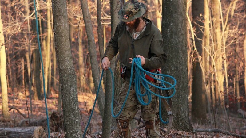 Willy getting rope ready for his tree climb. – Bild: Brett Chatelain /​ Destination America /​ Discovery Communications