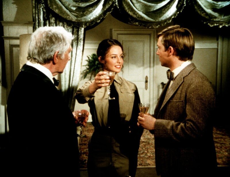 Selina Linville (Kathleen Quinlan, M.) berichtet dem Colonel (Eduard Franz, l.) und John-Boy (Richard Thomas, r.) stolz von ihren Plänen … – Bild: Sat.1 Gold