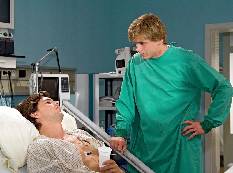 Der Zustand von Carsten Michaelis (Tom Beck, links) hat sich verschlechtert. Sebastian (Steve Wrzesniowski, rechts) hat sich mit Carsten angefreundet und ruft für ihn in einem Sterbehospiz an. – Bild: NDR/​MDR/​Krajewski