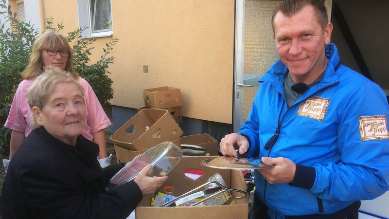 Trödelprofi Otto hilft Doris bei ihrem Sammlerproblem. – Bild: RTL Zwei