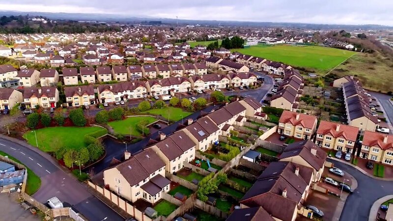 Paul und Maria aus Rumänien arbeiten beide als Ärzte. Doch das Medizinergehalt in der südosteuropäischen Republik ist gering, und so will das Paar seine Heimat verlassen, um einen besseren Lebensstandard im Ausland zu finden. Ihr Ziel ist Limerick in Irland, wo Paul ein Jobangebot bekommen hat. Marie hat noch keine neue Stelle in Aussicht und wird zunächst mit Töchterchen Emma zuhause bleiben. Doch dieses Zuhause muss die rumänische Familie erst noch finden, und die Mietpreise für Häuser in Limerick sind derzeit ziemlich hoch. – Bild: Tanja Bachetzky /​ HGTV