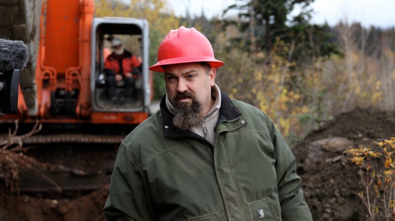Todd with Jack behind in excavator. – Bild: Discovery Channel /​ Discovery Communications