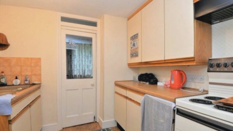 Die Küche von Jono und Emma vorher   Die Verwendung des sendungsbezogenen Materials ist nur mit dem Hinweis und Verlinkung auf RTL+ gestattet.; Die Küche von Jono und Emma vorher   Die Verwendung des sendungsbezogenen Materials ist nur mit dem Hinweis und Verlinkung auf RTL+ gestattet. – Bild: RTL /​ PI PRODUCTIONS LIMITED