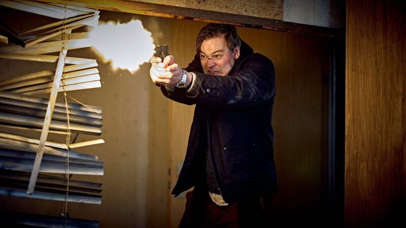 Wird Hannes Schulte (Marius Arendt) mit Waffengewalt zum Ziel kommen? – Bild: ZDF und Sandra Hoever