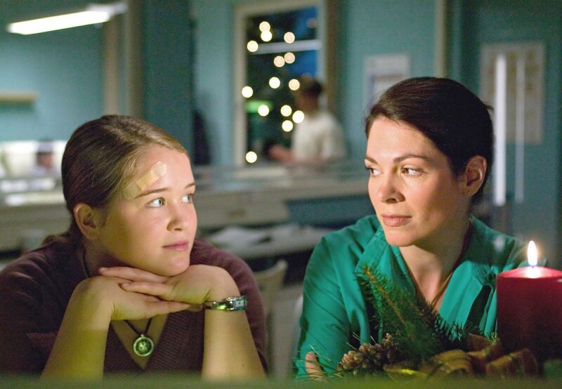 Luci Wimmer (Hanna Bredow, li.) ist der Meinung, dass Elena Eichhorn (Cheryl Shepard, re.) die perfekte Frau für ihren Vater wäre. Sie setzt alles daran, die beiden zu verkuppeln. – Bild: MDR/​Krajewski