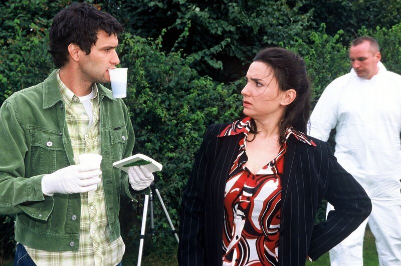 Gino (Luca Zamperoni, l.) und die Pathologin (Tatjana Clasing, r.) warten genervt auf Jupp und Falk. – Bild: Sat.1 emotions
